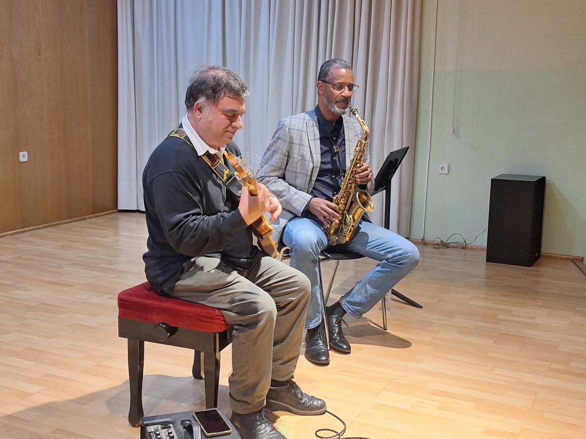 Pere Soto and Evan Tate in performance